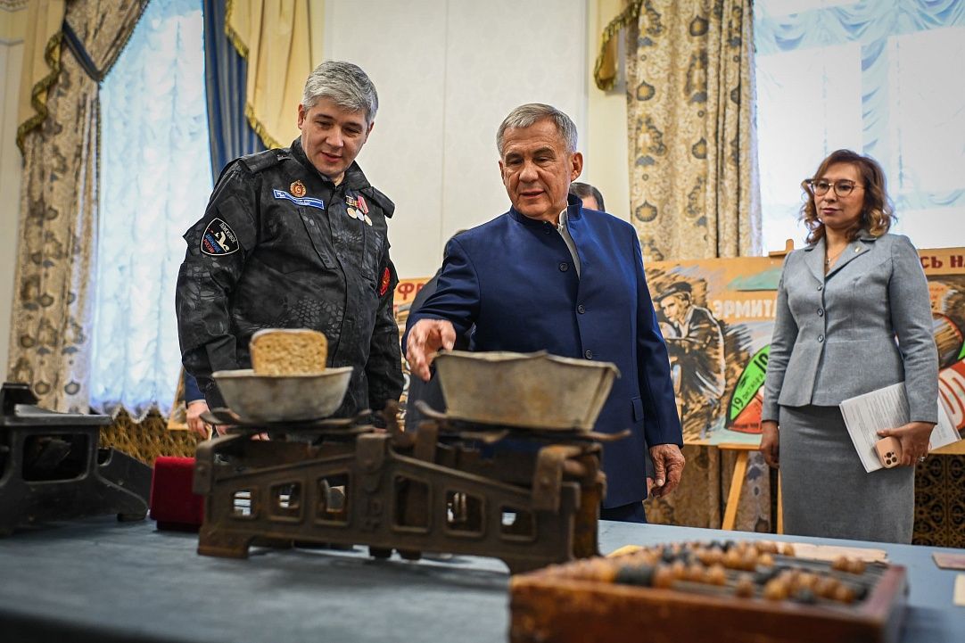Рустам Минниханов с ветеранами-блокадниками осмотрел выставку «Блокадный Ленинград»